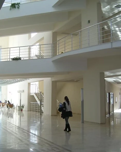 Tıp Fakültesi amfisi basamaklı oturma düzeni ve tavan sistemleri