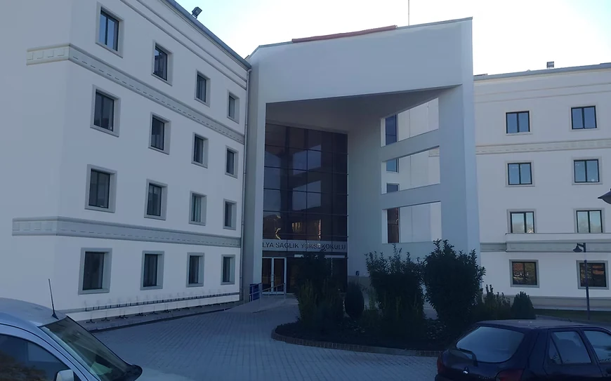 Hemşirelik Yüksekokulu bina kanatları ve çevre mimarisi