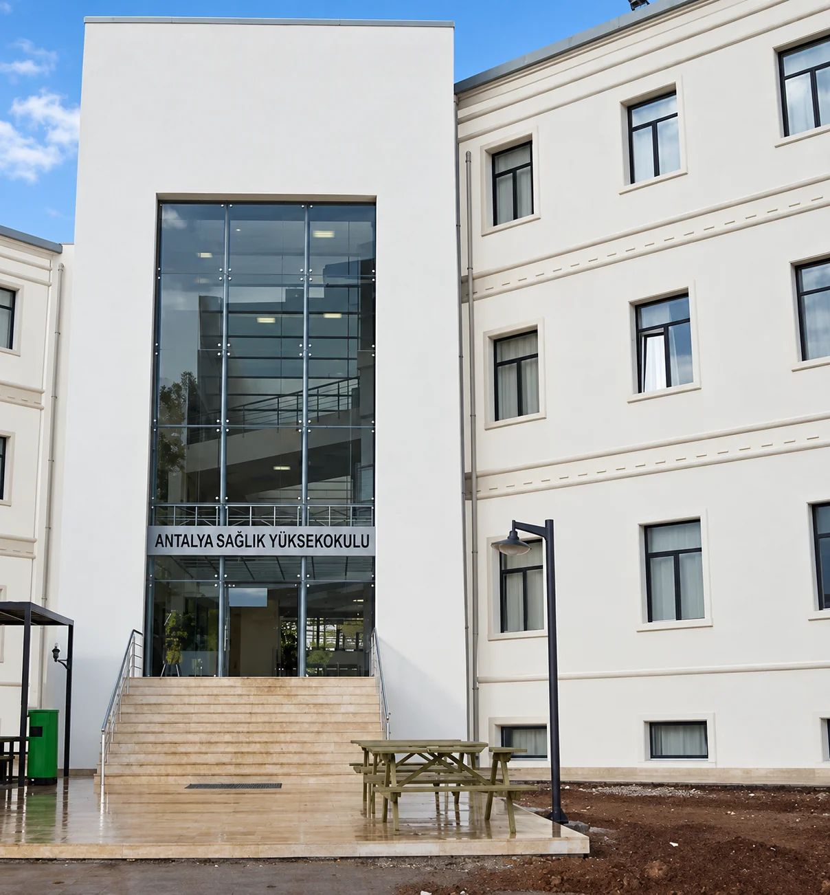 Akdeniz Üniversitesi ana giriş portali ve alüminyum doğrama sistemleri