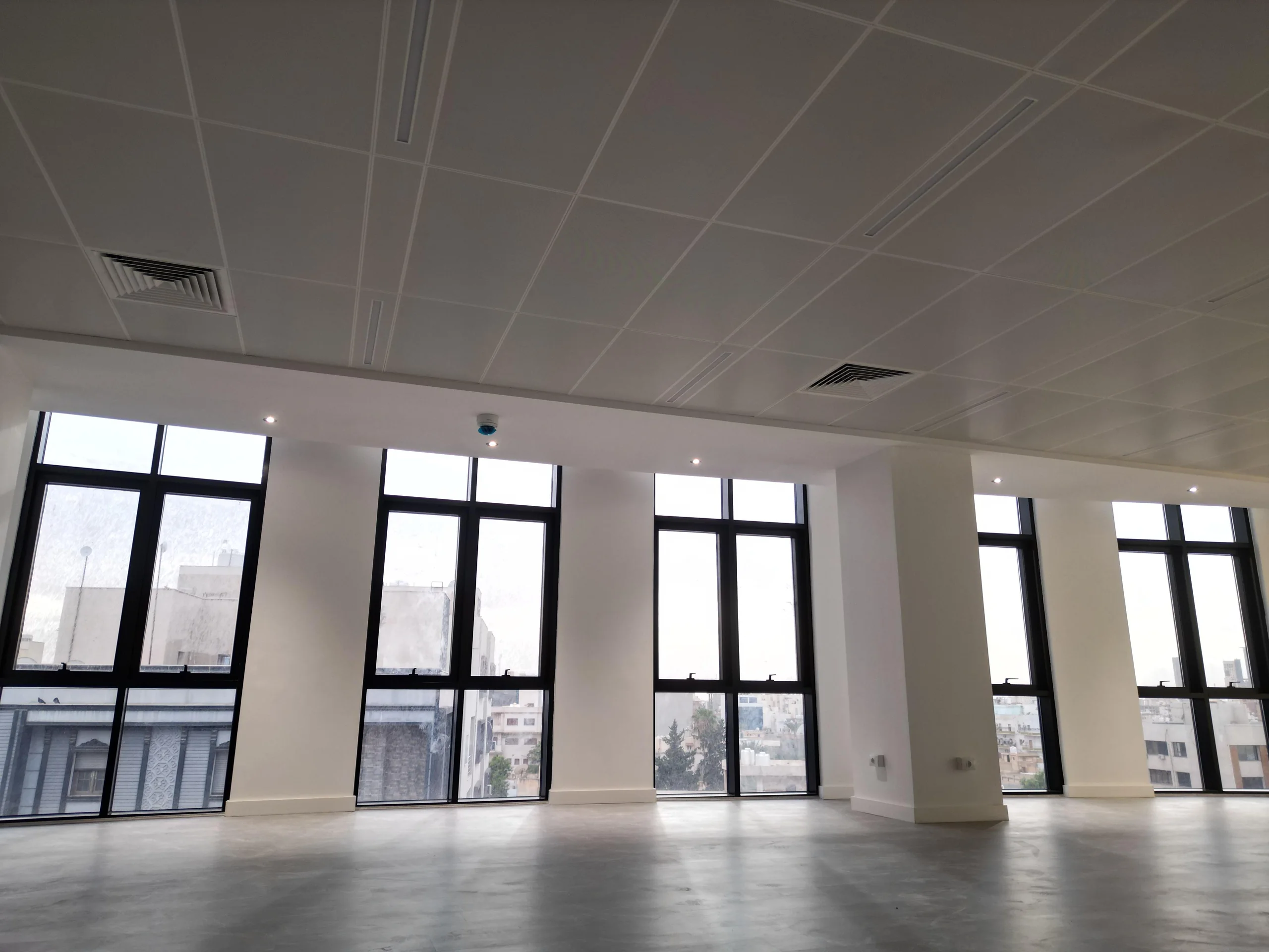 Açık ofis katı: Isı yalıtımlı siyah alüminyum pencereler ve modüler tavan