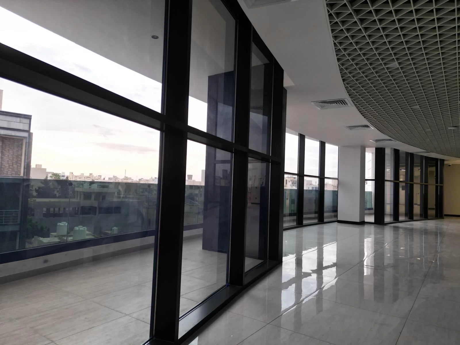 Panoramik camlı sirkülasyon holü ve dış mekan teras ilişkisi