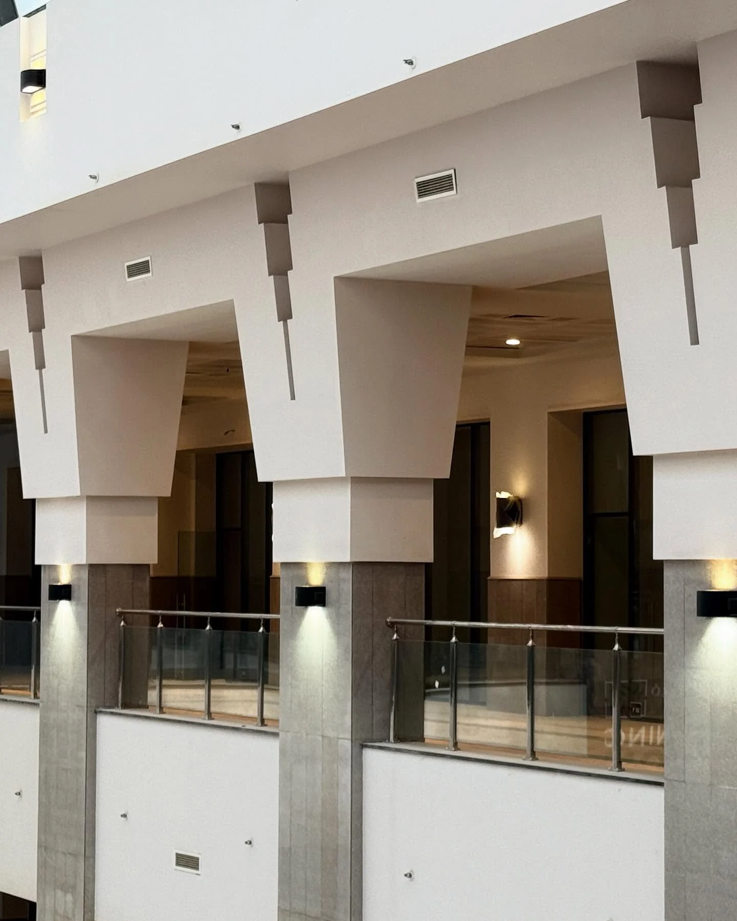 First Mall asma kat balkon korkulukları ve derinlik perspektifi