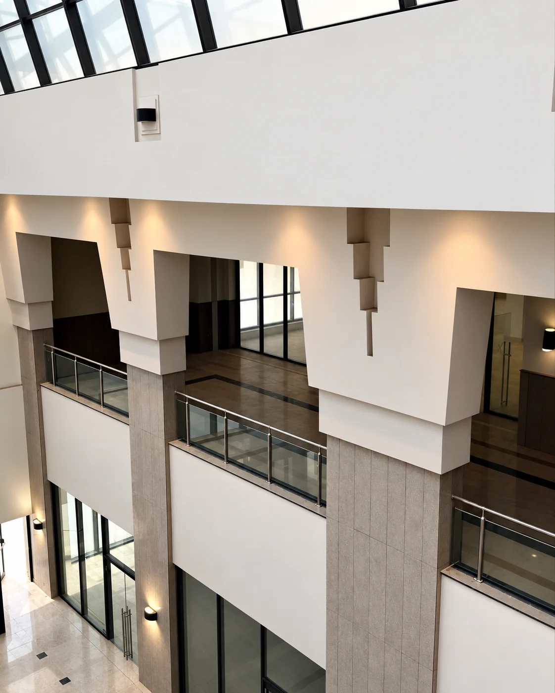 First Mall üst kat paslanmaz cam korkuluk ve dairesel galeri kenarı